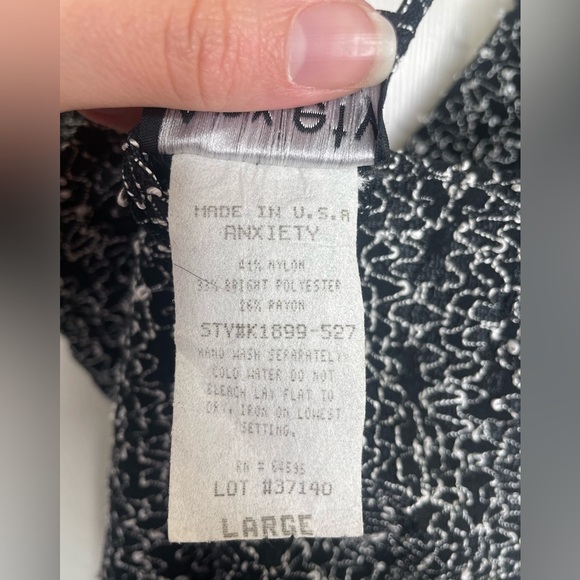 Anxiety Cafe vintage y2K back and white textured v-neck cropped tank top | L - Picture 8 of 10